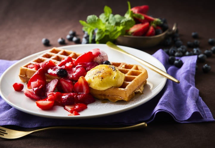 バターミルクアメリカンワッフル ベリーキャラメルカスタード