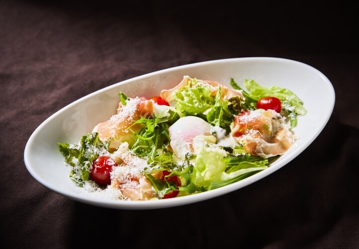 生ハムと半熟玉子のシーザーサラダ