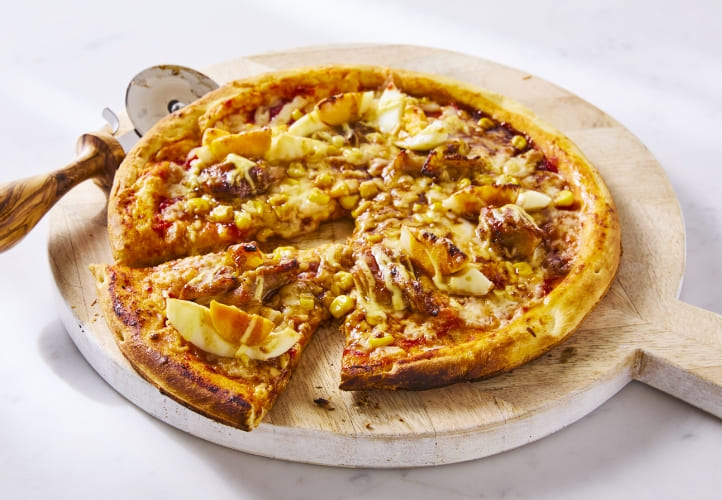 炭焼きチキンとコーンと玉子の照りマヨピザ