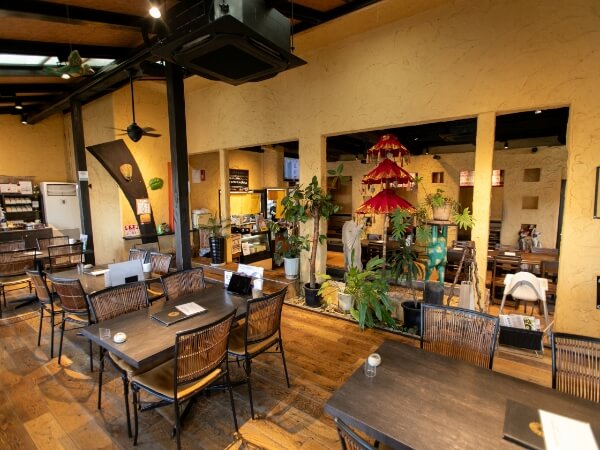 開放的で明るいテーブル席