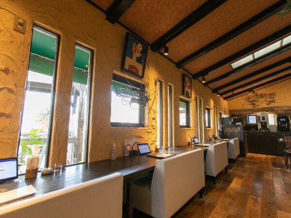 広々とくつろげるカウンター席